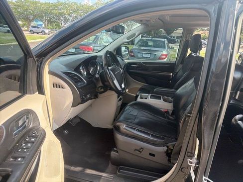 Used 2014 Chrysler Town & Country Limited w/ Luxury Group FWD image 11