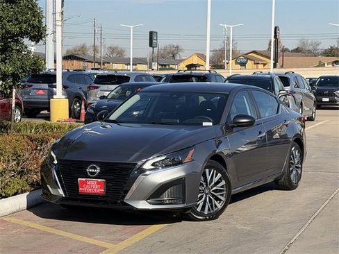 Used 2025 Nissan Altima 2.5 SV image 2