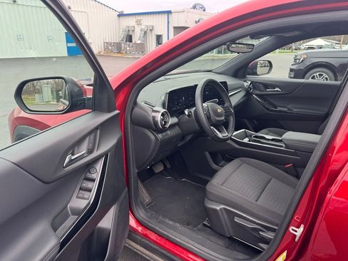 Used 2025 Chevrolet Equinox LT w/ Safety and Technology Package image 8