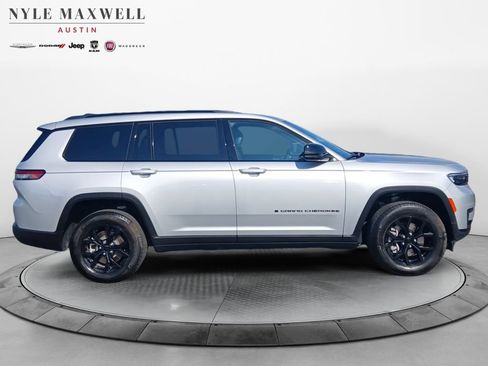 Used 2025 Jeep Grand Cherokee L Altitude AWD/4WD image 17
