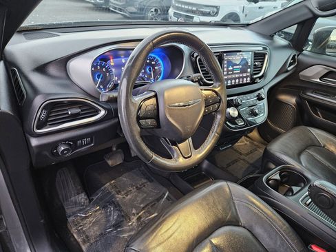 Used 2020 Chrysler Pacifica Touring-L Plus image 14