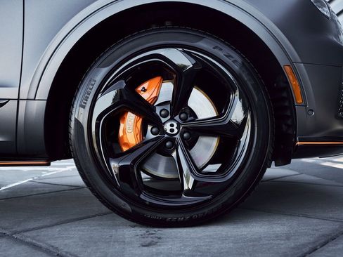 Used 2025 Bentley Bentayga image 21