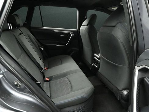 Used 2022 Toyota RAV4 SE image 17