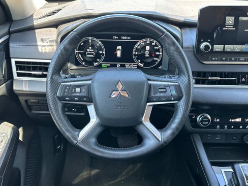 Used 2023 Mitsubishi Outlander SE image 7