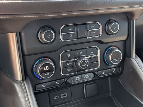 Used 2022 Chevrolet Suburban LT AWD/4WD image 18