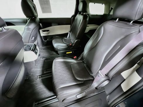 Used 2024 Kia Carnival EX FWD image 22