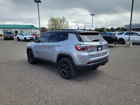 Used 2022 Jeep Compass Latitude AWD/4WD image 12