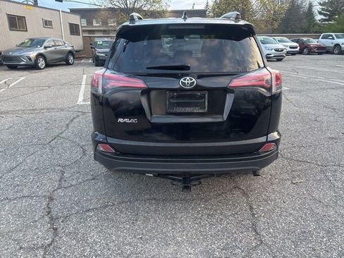 Used 2018 Toyota RAV4 LE FWD image 4