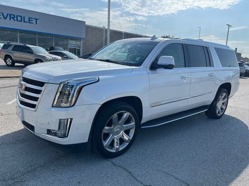 Used 2019 Cadillac Escalade ESV Luxury AWD/4WD image 2