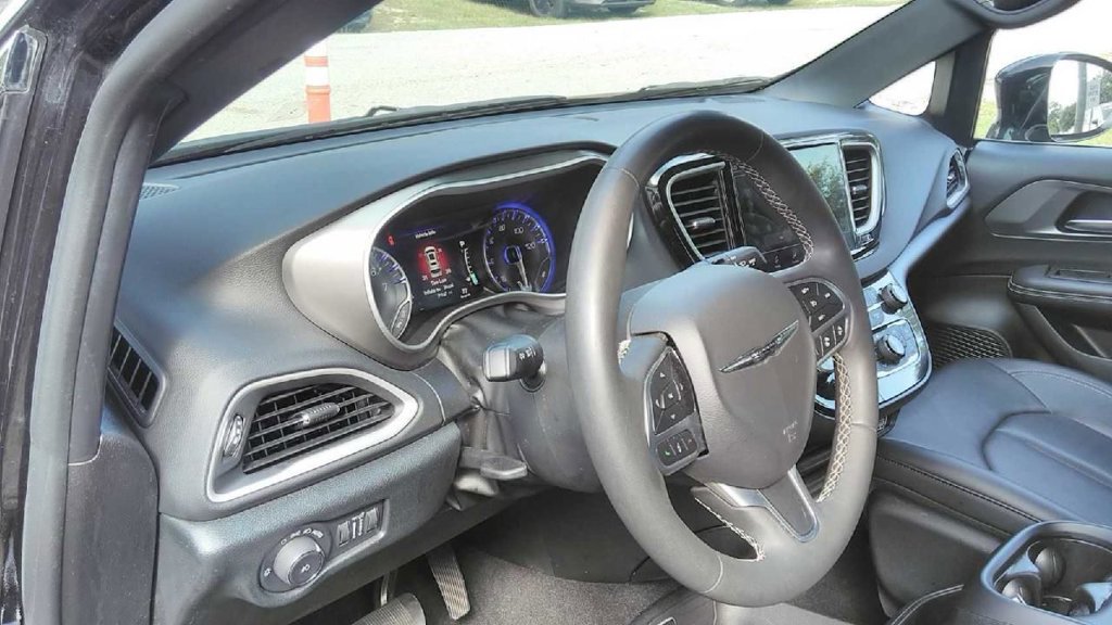 Used 2025 Chrysler Pacifica Select FWD image 2