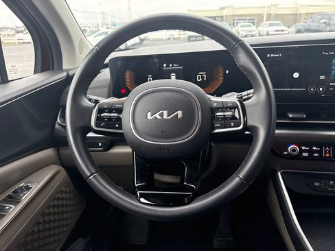 Used 2025 Kia Carnival image 16