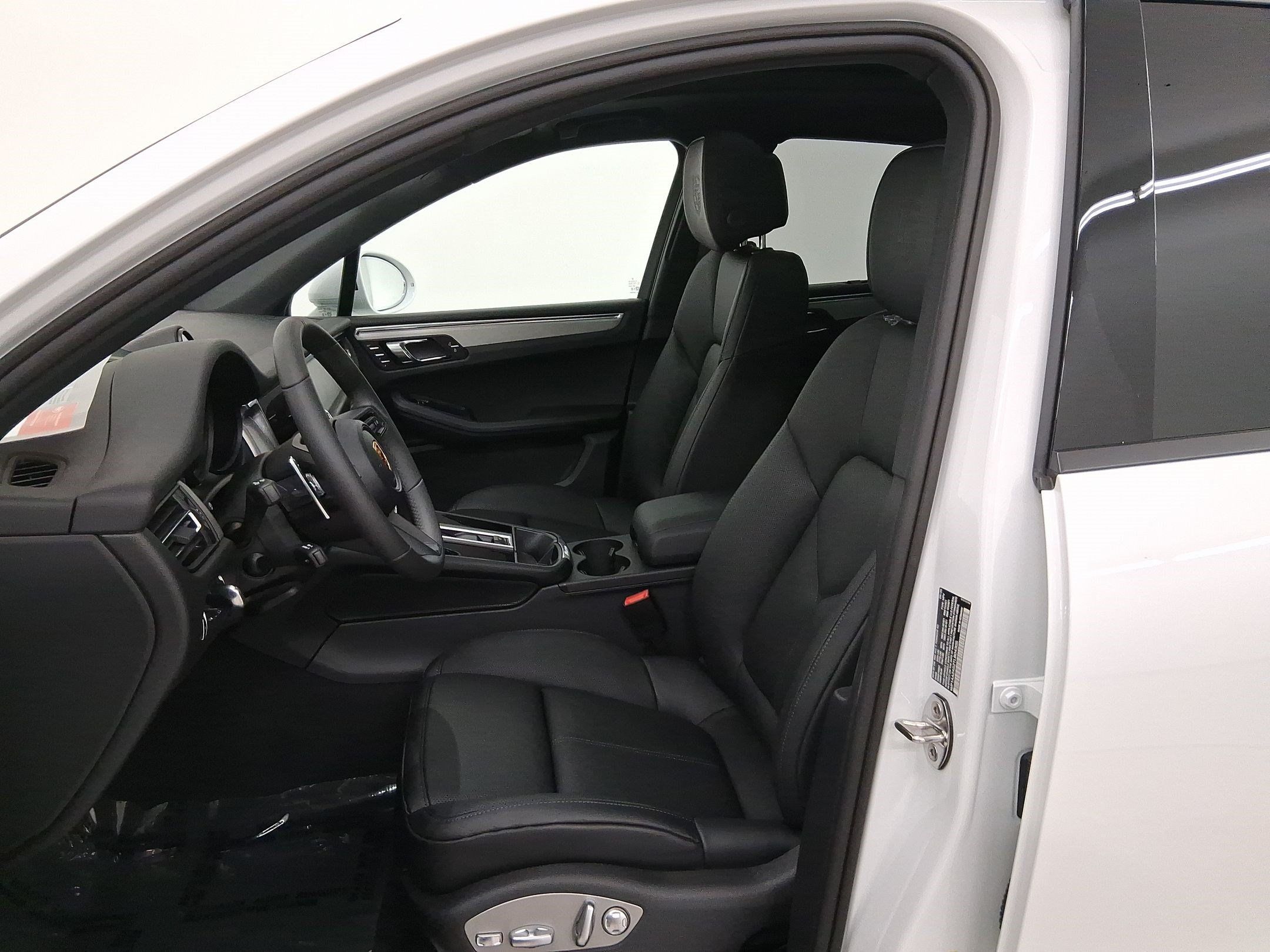Used 2026 Porsche Macan AWD/4WD image 5