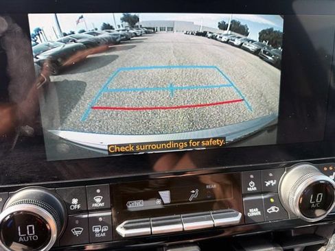 Used 2023 Toyota Highlander FWD image 29
