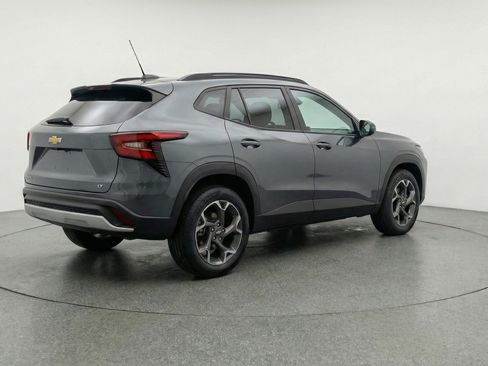 Used 2025 Chevrolet Trax LT FWD image 9