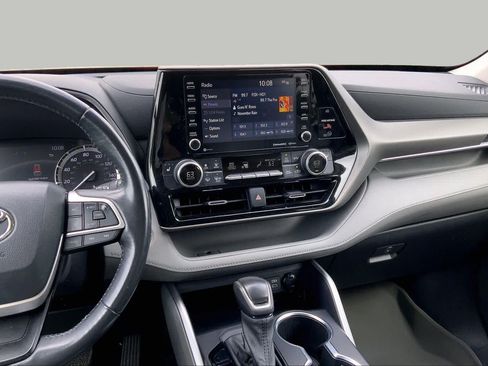 Used 2022 Toyota Highlander XLE FWD image 7