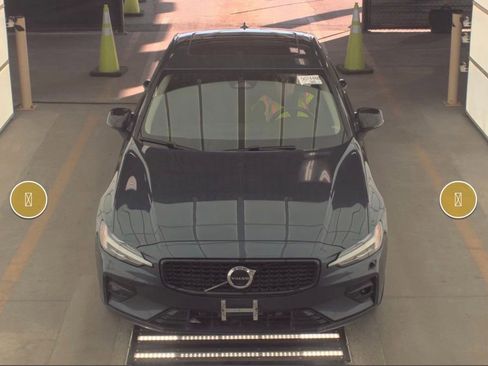 Used 2023 Volvo S60 B5 Core image 2