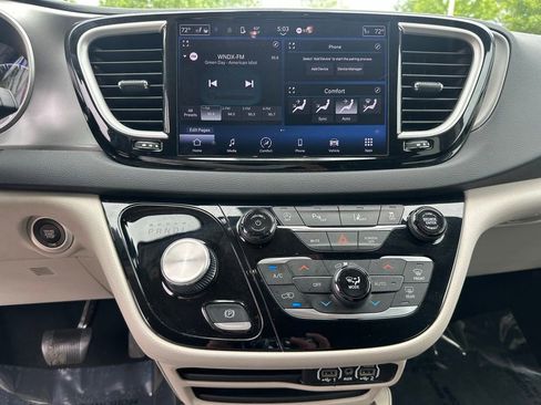 Used 2023 Chrysler Pacifica Touring-L FWD image 19