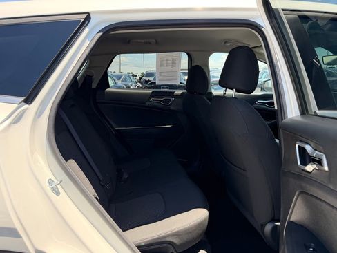 Used 2023 Kia Sportage LX FWD image 18