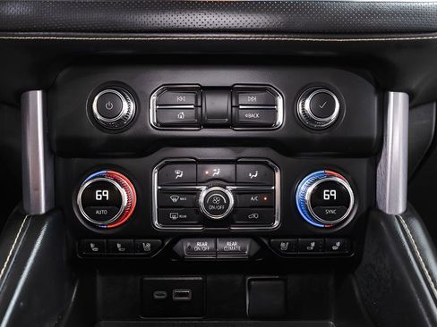 Used 2024 GMC Yukon SLT AWD/4WD image 14