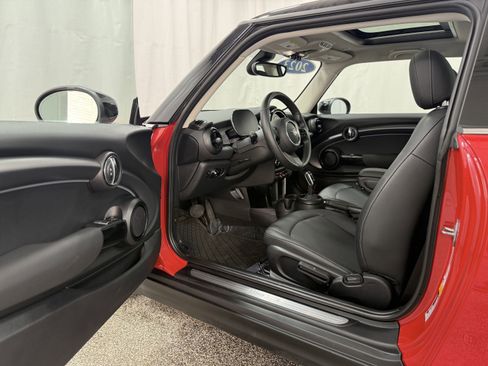 Used 2023 MINI Cooper 2-Door Hardtop image 11