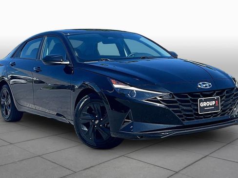 Used 2023 Hyundai Elantra SEL w/ Cargo Package FWD image 3