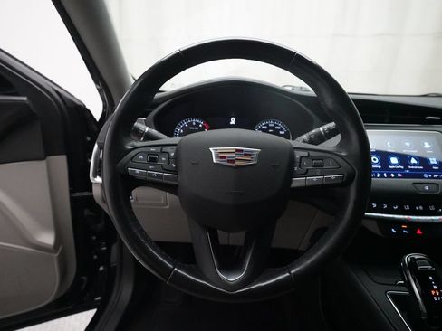 Used 2022 Cadillac XT4 Luxury w/ Cold Weather Package AWD/4WD image 4