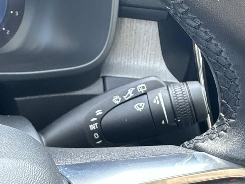 Used 2025 Volvo XC40 B5 Plus image 25