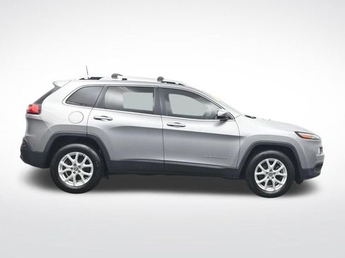 Used 2017 Jeep Cherokee Latitude w/ Trailer Tow Group AWD/4WD image 4