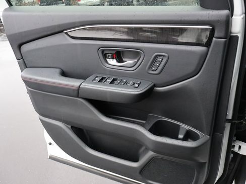 Certified 2025 Honda Pilot Black Edition image 32