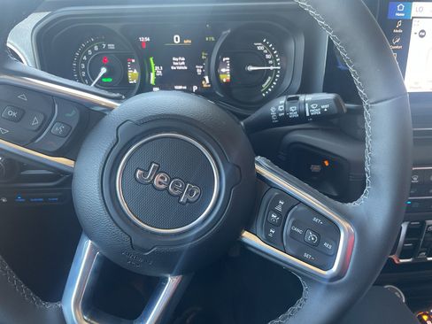 Used 2025 Jeep Wrangler Unlimited Sahara AWD/4WD image 8
