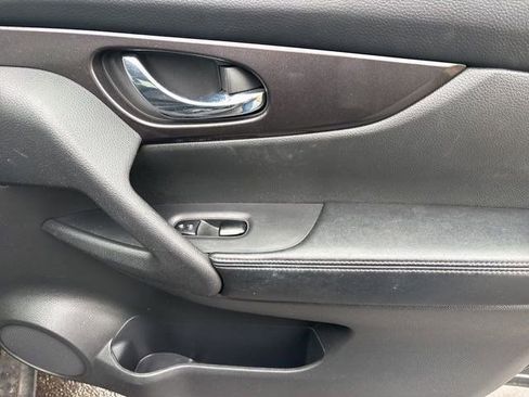 Used 2018 Nissan Rogue SV w/ Premium Package image 39