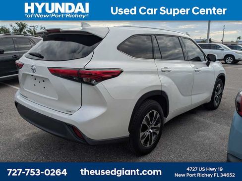 Used 2021 Toyota Highlander XLE FWD image 2