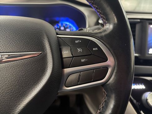 Used 2020 Chrysler Pacifica Touring-L image 23