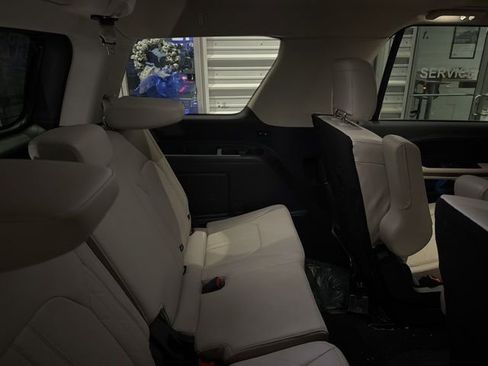 Certified 2024 Ford Expedition Platinum image 21