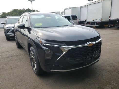 New 2025 Chevrolet Trax LT image 2
