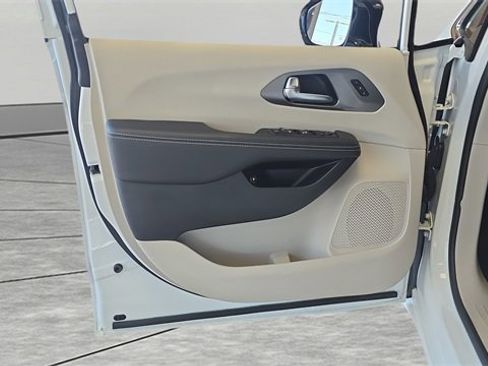 Used 2024 Chrysler Pacifica Select image 12