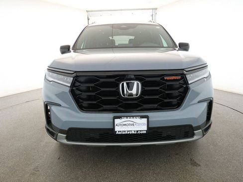 Used 2025 Honda Pilot TrailSport image 2