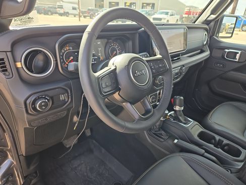 Used 2025 Jeep Gladiator Sport AWD/4WD image 10