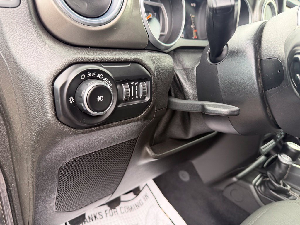 Used 2018 Jeep Wrangler Unlimited Sahara AWD/4WD image 12