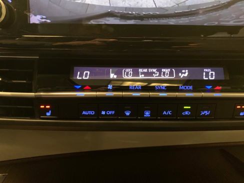 Used 2021 Toyota Sienna XLE image 34