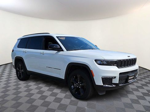 Used 2025 Jeep Grand Cherokee L Limited w/ Black Appearance Package AWD/4WD image 3