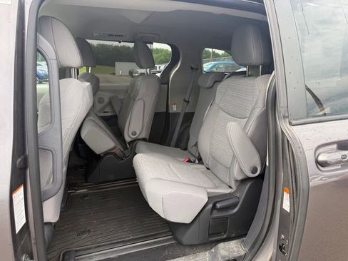 Used 2023 Toyota Sienna LE AWD/4WD image 11