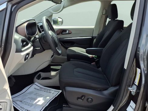 Used 2023 Chrysler Voyager LX FWD image 13