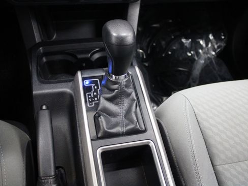 Used 2020 Toyota Tacoma SR5 AWD/4WD image 30