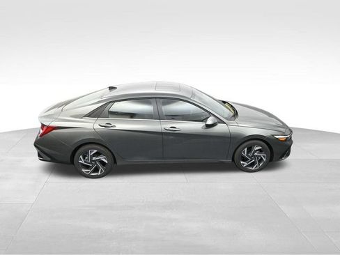 Used 2025 Hyundai Elantra SEL FWD image 30