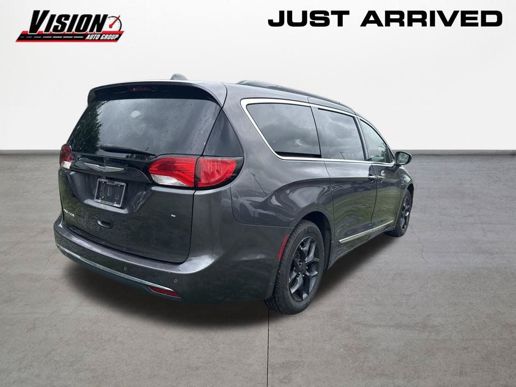 Used 2017 Chrysler Pacifica Touring-L w/ Tire & Wheel Group FWD image 4