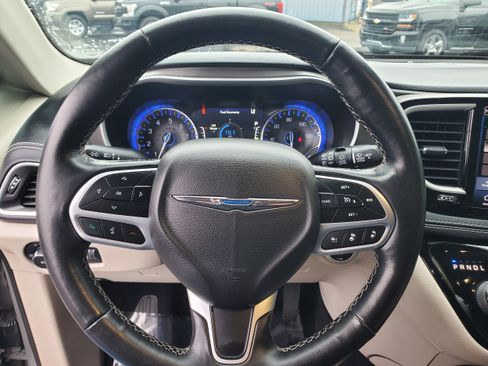 Used 2021 Chrysler Pacifica Touring-L FWD image 15