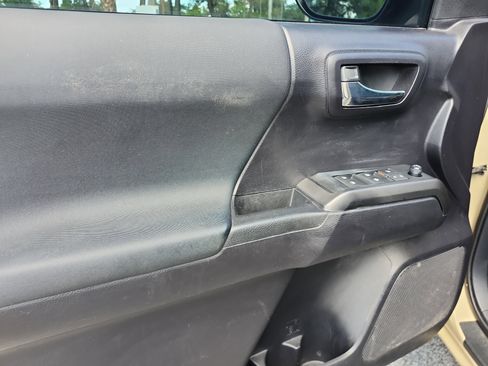 Used 2020 Toyota Tacoma TRD Off-Road AWD/4WD image 17