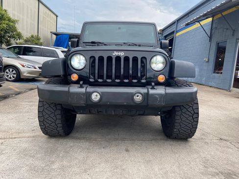 Used 2017 Jeep Wrangler Unlimited Sport w/ Connectivity Group AWD/4WD image 2
