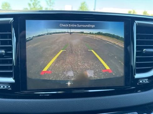 Used 2025 Chrysler Pacifica Select FWD image 12